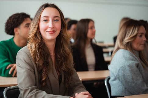 étudiant souriant en classe