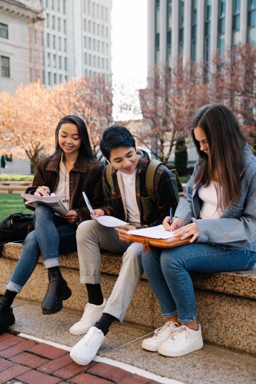 Etudiants assis sur des marches