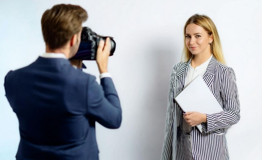 Femme blonde souriant à la caméra en tenue professionnelle avec une veste grise et les cheveux long ESGRH