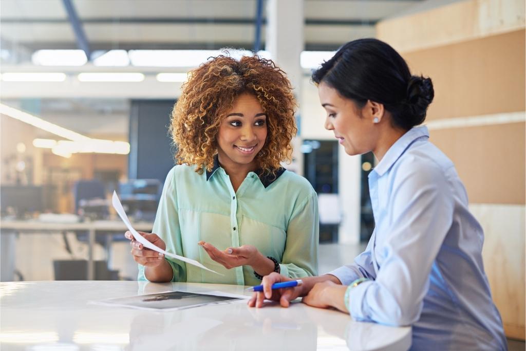 femme montrant un document