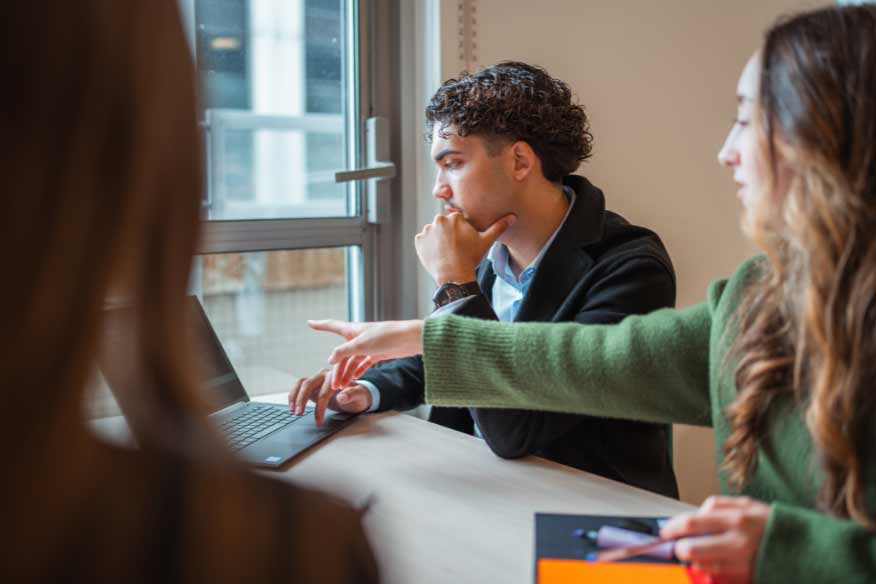 étudiant esgrh en train de travailler