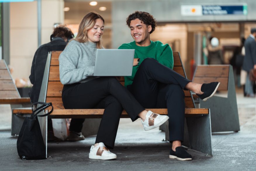 deux étudiants esgrh en train de travailler